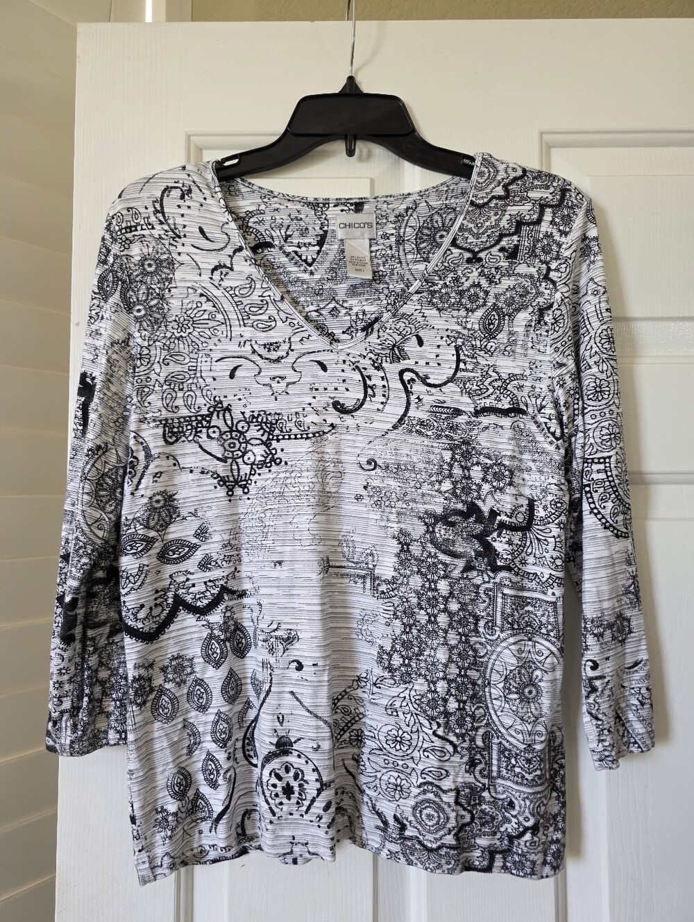 Chico's V-neck Printed Shirt Top Size 1 M